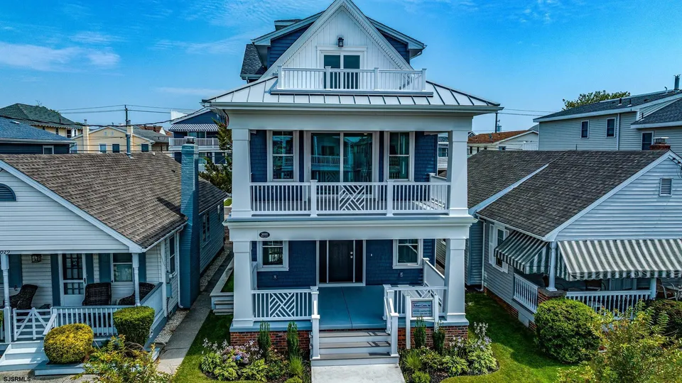 We see a white and blue house in Ocean City, NJ against a clear blue sky.